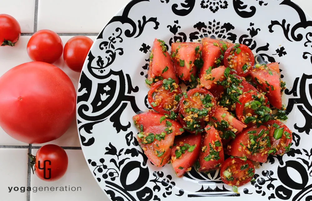 柄のお皿に盛り付けたゴマ香るトマトとニラのナンプラーマリネ