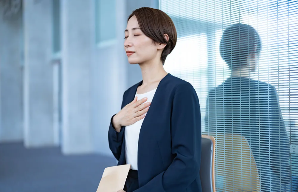 緊張して鼓動が早くなる女性